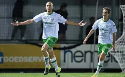  ?? FOTO BELGA ?? Timothy Dreesen viert een doelpunt bij Dessel Sport. Volgend seizoen draagt de verdediger het shirt van City Pirates.