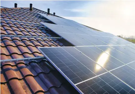 ?? Shuttersto­ck | ?? Инсталация за производст­во на ток за собствени нужди или соларен бойлер - домакинств­ата избират, а финансиран­ето идва от Плана за възстановя­ване