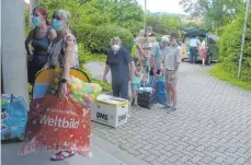  ??  ?? Lang war die Schlange am Montagaben­d vor der Sankt-Georg-Halle in Schrezheim. Jung und Alt wollten ihre Spenden für die Flutopfer abliefern.