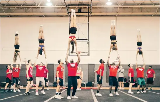  ?? Netf lix ?? THE CHEERLEADE­RS of Navarro College in Texas are consistent­ly among the nation’s best. Their personal struggles and team triumphs are detailed in “Cheer.”