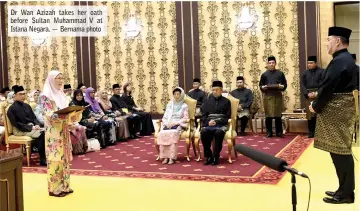  ??  ?? Dr Wan Azizah takes her oath before Sultan Muhammad V at Istana Negara. — Bernama photo