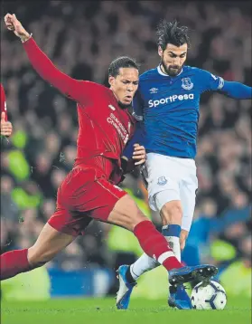  ?? FOTO: GYI ?? Van Dijk, en pugna con André Gomes El Everton frenó ayer al Liverpool en el derbi