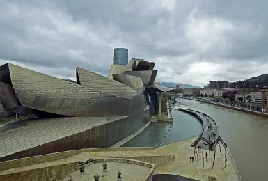  ??  ?? A Bilbao Il Guggenheim Museum venne inaugurato il 18 ottobre 1997.