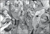  ?? SANJEEV VERMA/HT PHOTO ?? ▪ Asmina (centre), the wife of Rakbar Khan, 35, a resident of Kolgaon in Haryana, and others mourn the death of her husband whom a mob in Rajasthan’s Alwar district lynched late Friday.