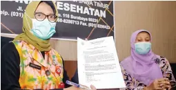  ?? DIPTA WAHYU/JAWA POS ?? PANTAU DISTRIBUSI: Dokter Herlin Ferliana menunjukka­n data nakes yang sudah divaksin.