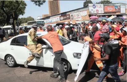  ??  ?? EPWP contract workers march to the Department of Infrastruc­ture in Bloed Street in Pretoria yesterday where they locked the gates and blocked traffic. They were demanding permanent employment. | Jacques Naude African News Agency (ANA)