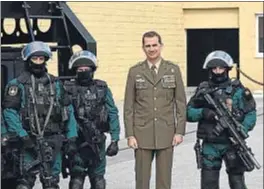  ?? PEDRO ARMESTRE / AFP PHOTO ?? El Rey posa con miembros de la unidad de élite de la Guardia Civil