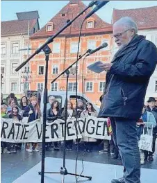  ?? SCRIMA ?? Einer der Redner bei der Groß-Demo in Graz: Völkerrech­tler Wolfgang Benedek