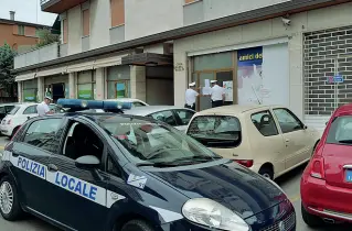  ?? Sigilli ?? IGli agenti della polizia municipale ieri in via Mestrina a chiudere gli spazi dell’associazio­ne