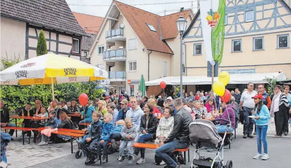  ?? FOTOS: SABINE RÖSCH ?? Der frisch gerichtete Platz in der Stadtmitte eignet sich ideal zum Feiern, da er viel Raum für Bänke, Bühne und Stände bietet.