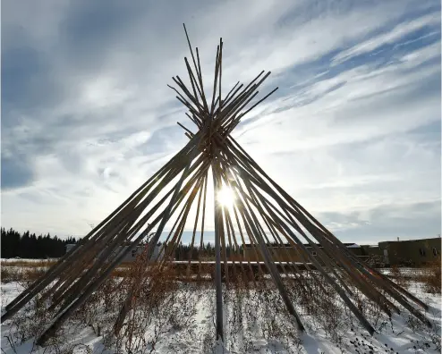  ?? ED KAISER / POSTMEDIA NEWS ?? Lubicon Lake Band members participat­e in a celebratio­n to commemorat­e the signing of a land claim settlement
at Little Buffalo last November. Land entitlemen­t claims have played out in Canadian courtrooms for years.