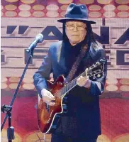  ??  ?? Freddie Aguilar singing his classic Anak