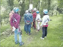  ??  ?? Le long d’un ex moulin, explicatif auprès des participan­ts, précédant l’entrée de la Perte de l’Arche