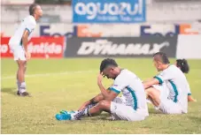  ??  ?? CABIZBAJOS. Los jugadores del Platense lamentan la derrota de anoche que los complica.