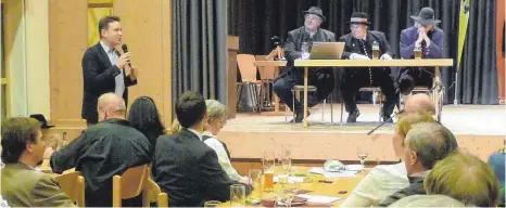  ?? FOTOS: VERA STILLER ?? Landrat Harald Sievers verteidigt beim Eglofser Gericht seinen Standpunkt zum Thema „Vereinter Landkreis Ravensburg“. Die Beisitzer des Gerichts (von links) Karl Milz, Georg Wagner und Wolfgang Sutter hörten aufmerksam zu.