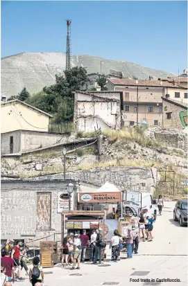  ?? ?? Food tents in
Castellucc­io.