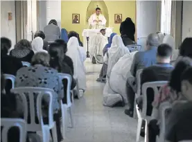  ?? / AFP ?? Misa. El sacerdote argentino en su parroquia en el centro de Gaza.