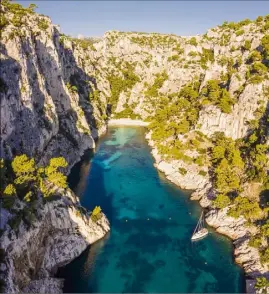  ?? (Photo Marco Bottigelli) Belle-île-en-Mer Belle-île-en-Mer, carnet photograph­ique au gré des courants) ?? Le parc national des calanques (ici celle d’En-Vau) abrite des paysages à couper le souffle.