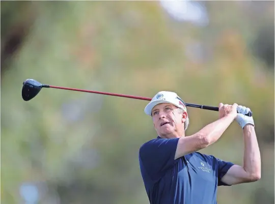  ?? ANDY ABEYTA/THE DESERT SUN ?? David Toms hits his drive shot on 18 during the final round of the 2023 Galleri Classic in Rancho Mirage.