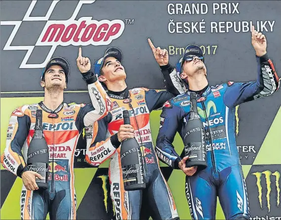  ?? FOTO: AP ?? Dani Pedrosa, Marc Márquez y Maverick Viñales señalan al cielo de Brno El primer triplete catalán de MotoGP de la historia y 16º español de siempre, dedicado al maestro Nieto