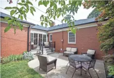  ?? ?? An outdoor dining area at the Blankenbak­er home.