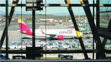  ?? EUROPA PRESS ?? Aviones de Iberia en el aeropuerto de Barajas