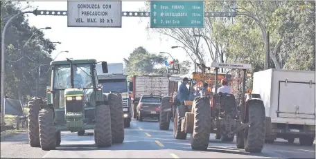  ??  ?? Luego de levantarse el “tractorazo”, las máquinas vuelven a sus respectiva­s unidades de producción. Fue el jueves.