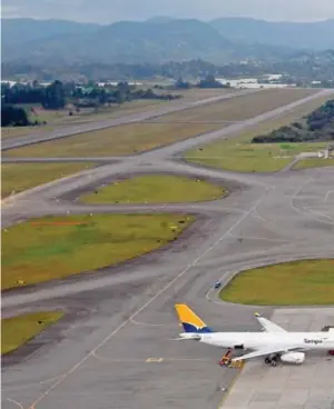  ??  ?? Según el Plan Maestro del aeropuerto José María Córdova (2016), en-2034 y 2038 se contempla la construcci­ón de una segunda pista.