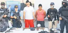  ??  ?? DETENIDOS. Víctor Mejía y José Funes junto a las armas.