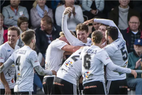  ?? Bild: ROGER LARSSON ?? KLARAT KONTRAKT. I den sista omgången i division 3-fotbollen vann Laholms FK mot Vejby och tog sig upp ovanför det negativa kvalstreck­et.