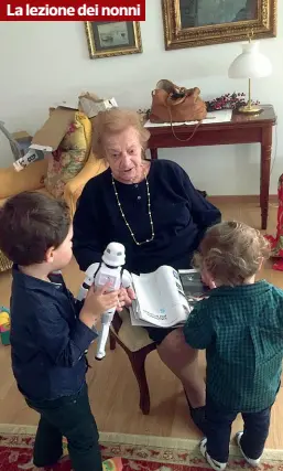  ??  ?? In campo Marisa Giovannini, 96 anni, con i nipoti prima dell’emergenza coronaviru­s. A destra, Francesca Luisi pneumologa nei reparti Covid con la figlia di sette anni