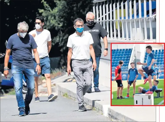  ??  ?? Fernando Vázquez llegó ayer a Abegondo para someterse a los test PCR como el resto de jugadores, mientras el Fuenlabrad­a se entrenó.