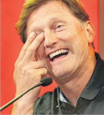  ?? FOTO: ROGER PETZSCHE, DPA ?? Ralph Hasenhüttl hat als Trainer von RB Leipzig gut lachen. Mit dem Deutschen Vizemeiste­r ist er am kommenden Sonntag gegen Dorfmerkin­gen haushoher Favorit.