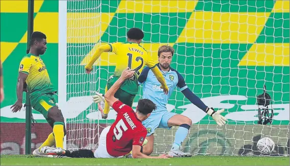  ?? FOTO: AP ?? Maguire superó con un remate por bajo a Krul para clasificar al United