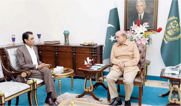  ?? Twitter photo ?? ↑
Shahbaz Sharif meets Muttahida Qaumi Moment Pakistan leader Khalid Maqbool at the PM Office in Islamabad on Monday.