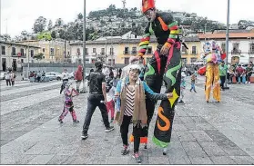  ?? ANGELO CHAMBA / EXPRESO ?? Ambiente. Adultos y niños disfrutaro­n del carnaval en el Centro Histórico