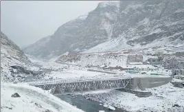  ?? HT PHOTO ?? The tribal district of Himachal’s Lahaul and Spiti received fresh snowfall on Saturday.