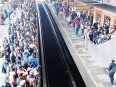  ??  ?? En la estación Chabacano, dirección Cuatro Caminos, las personas formaban hasta cuatro filas para esperar subir al vagón por el retraso.