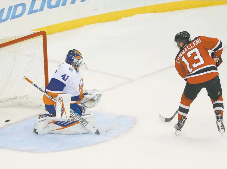  ?? PHOTO USA TODAY ?? En tir de barrage, Michael Cammalleri des Devils a logé le disque derrière son ex-coéquipier chez le Canadien, le gardien Jaroslav Halak des Islanders.