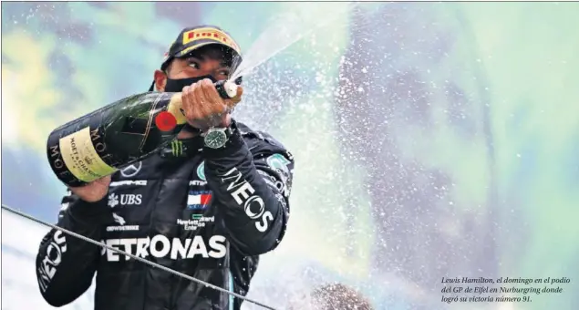  ??  ?? Lewis Hamilton, el domingo en el podio del GP de Eifel en Nurburgrin­g donde logró su victoria número 91.