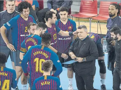  ?? FOTO: PERE PUNTÍ ?? Xavi Pascual dando instruccio­nes a sus jugadores: Àlex Pascual está detrás, entre Aitor Ariño (13) y el entrenador del Barça