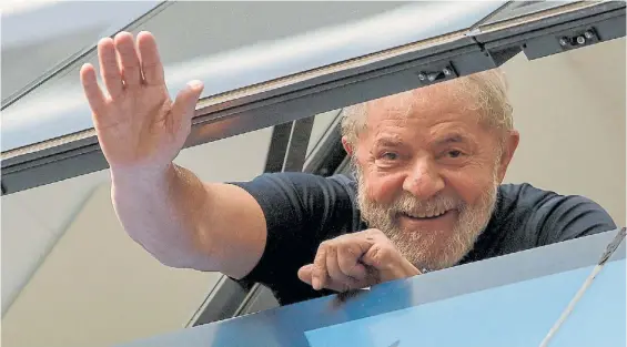  ?? AFP ?? Saludo. El ex presidente Lula da Silva el 7 de abril pasado en São Bernardo do Campo, antes de entregarse a la justicia para cumplir la pena.