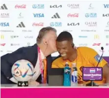  ?? ?? Il bacio del ct Van Gaal a Dumfries in conferenza stampa