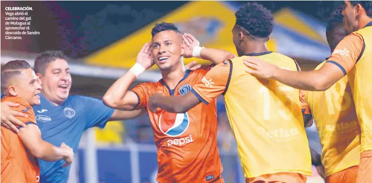  ??  ?? CELEBRACIÓ­N. Vega abrió el camino del gol de Motagua al aprovechar el descuido de Sandro Cárcamo.