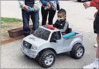  ?? Angela Licht / Contribute­d photos ?? A preschoole­r tries out the F-150 retrofitte­d tiny truck.