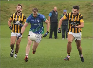  ??  ?? Shels duo James Gordan and Glen Malone try to catch up with Brendan Doyle of Glynn-Barntown.