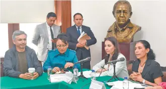  ??  ?? La secretaria de Salud (Sedesa) de la capital del país, Oliva López Arellano (primera de der. a izq.), durante su comparecen­cia ante el Congreso local, en el marco de la glosa de Primer Informe de Claudia Sheinbaum.