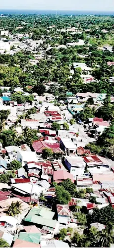  ?? SUNSTAR FOTO / ALLAN CUIZON ?? LIVING ON THE EDGE. Houses in Barangays San Vicente, Sambag, Gairan and Sto. Niño lie on the coast in Bogo City, exposing their residents to the risk of storm surge during typhoons.