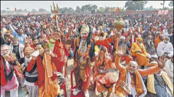  ?? PTI ?? Attendees of the ‘Dharam Sabha’, organised by the VHP to push for the constructi­on of a Ram temple in Ayodhya on Sunday. Around 50,00 people are said to have participat­ed in the event. &gt;&gt;P8