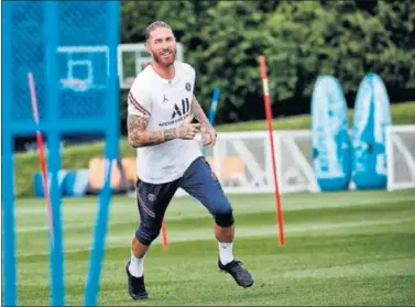  ??  ?? FRANCIA
VICTORIA PARISINA ANTE EL AUGSBURGO
Sergio Ramos, en un entrenamie­nto reciente con el PSG.